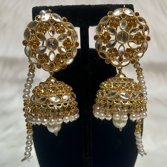 Beautiful Golden Jhumkas With Earchain. - Picture 6 of 6